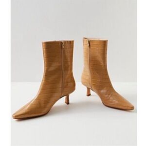 NEW Free People Intentionally Sister Sister embossed crocodile sand Boots size 8